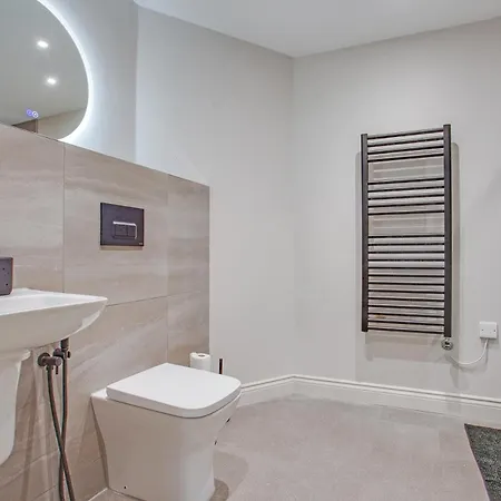 Luxury, Centre Escape